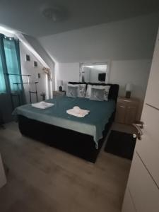 Postel nebo postele na pokoji v ubytování Apartmani Jozić