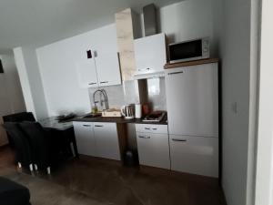 Kuchyň nebo kuchyňský kout v ubytování Apartmani Jozić