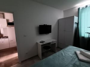 TV a/nebo společenská místnost v ubytování Apartmani Jozić
