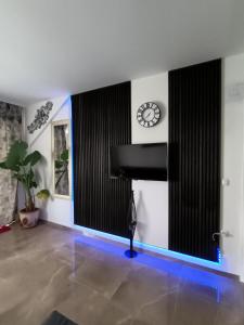 TV a/nebo společenská místnost v ubytování Apartmani Jozić