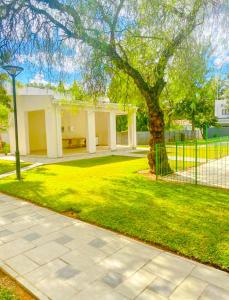 Κήπος έξω από το Eastview Aparthotel in Bemcoville