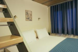 Postel nebo postele na pokoji v ubytování Faros Hotel