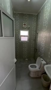 Bagno di غرف يومي مفروشة
