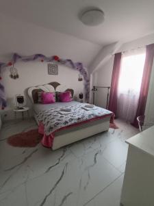 Postel nebo postele na pokoji v ubytování Apartmani Jozić