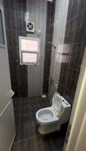 Bagno di غرف يومي مفروشة