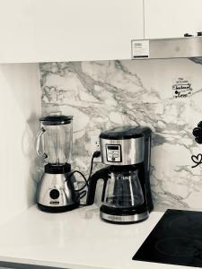 frullatore posizionato sopra un bancone della cucina di Chic Retreat Pet & Smoke-Friendly, Balcony Views, Prime Location a Vaughan