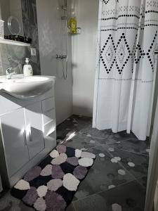 Kuchyň nebo kuchyňský kout v ubytování Apartmani Jozić
