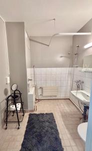 a bathroom with a sink and a toilet and a tub at Kolmio keskustasta in Ylivieska