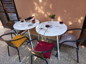two white tables and chairs with glasses of wine at Summer Dream in Rovinj