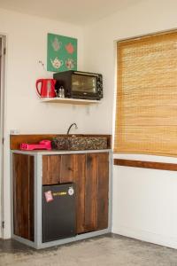 a kitchen with a sink and a microwave at Cabañas El Yaguaron in La Porteña