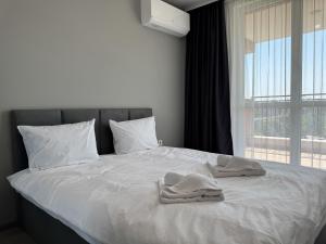 Katil atau katil-katil dalam bilik di 1BR Apartment with Panoramic View Balcony and Designated Parking Space