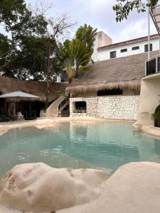 Bazén v ubytování Hotel Xbalamqué & Spa Cancún Centro nebo v jeho okolí
