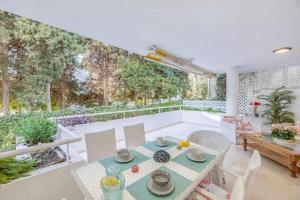 Una habitación con una mesa y sillas en un balcón. en Modern Apartment in Marbella with Shared Pool, en Marbella