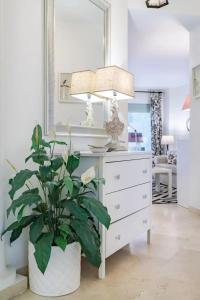 Un baño con una cómoda blanca y una planta. en Modern Apartment in Marbella with Shared Pool, en Marbella