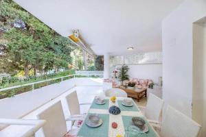 sala de estar con mesa y sillas en el balcón en Modern Apartment in Marbella with Shared Pool, en Marbella