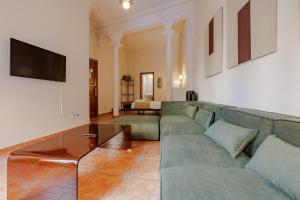 un soggiorno con divano e TV a schermo piatto di HOTEL BEDMATES Ávila Centro ad Ávila