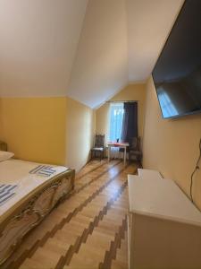 a bedroom with a bed and a table and a window at Pałac w Czyżowie Szlacheckim in Czyżów Szlachecki