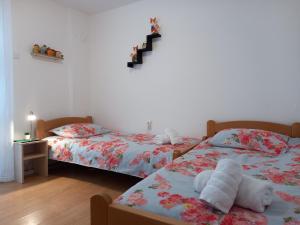 two beds sitting next to each other in a bedroom at Summer Dream in Rovinj
