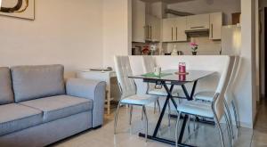 サンミゲル・デ・アボナにあるApartment with Pool in San Miguel de Abona 60 m²のソファとテーブルと椅子のあるリビングルーム