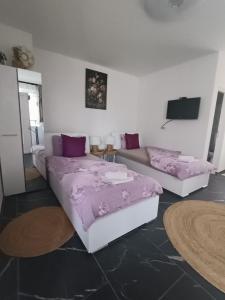 Postel nebo postele na pokoji v ubytování Apartmani Jozić