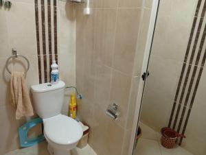Phòng tắm tại bel appartement clima wifi a oujda +18 ảnh