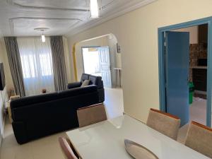 a living room with a couch and a table at Villa M Douala Maison 3 Chambres Makepe in Douala