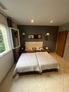 Postel nebo postele na pokoji v ubytování Villa avec vues exceptionnelles à 2 minutes de la plage