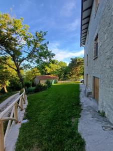 a grassy yard next to a brick building at Dalla Nonna Ida, Casa Vacanze con Vista in Toscana in Sestino