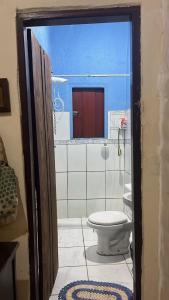 a bathroom with a toilet and a shower at Cerrado house in Pirenópolis