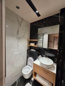 Vonios kambarys apgyvendinimo įstaigoje Modular Port view studio