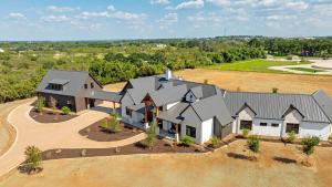 een luchtzicht op een groot huis met bij Calivence Haus - Estate Home in Fredericksburg