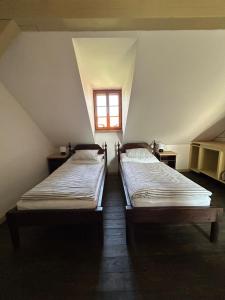 Posteľ alebo postele v izbe v ubytovaní Apartmán Na statku