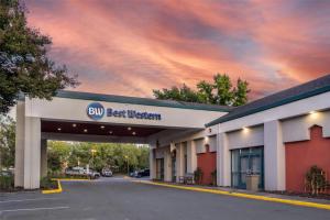 a building with a sign that reads buy best western at Best Western Heritage Inn in Concord