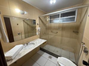 Um banheiro em diRoma Thermas direto com o Grupo diRoma com acesso ao Acqua Park e Café da manhã