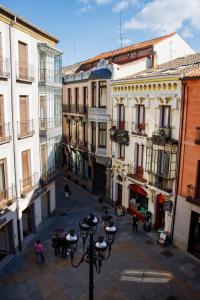 una strada cittadina con edifici e un lampione di HOTEL BEDMATES Ávila Centro ad Ávila