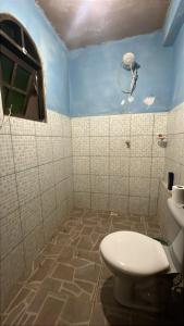 a bathroom with a toilet and a sink at Cerrado house in Pirenópolis