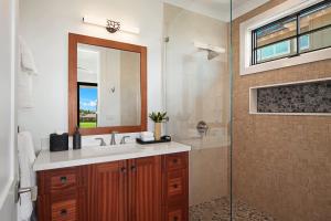 Ένα μπάνιο στο Hale Nani at Kukui ula - Luxe Family Hideaway with Poolside Living in Poipu