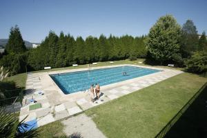 a group of people standing around a swimming pool at Apartamento Rio Gallo II in Cuntis