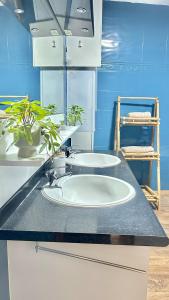 a bathroom with a sink and a blue wall at Apartment for 6 people - near Brussels & Airport in Wezembeek-Oppem +41 photos