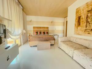 una camera da letto con un letto e un divano di Mora Suite a Bari Altre 12 foto