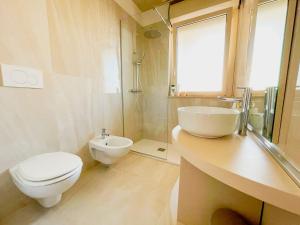 un bagno con un water e un lavandino di Mora Suite a Bari