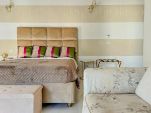 una camera da letto con un letto grande e una sedia di Mora Suite a Bari