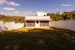 a house with a large yard in front of it at Recanto Alto dos Cuiabás in Tiradentes
