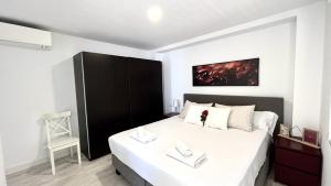 En eller flere senge i et værelse på Playa, terraza y parking LUXE