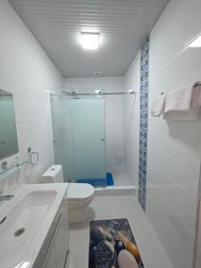 Un baño con ducha, inodoro y lavabo. en Mashkobi Buxoro, en Bukhara 17 fotos más