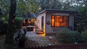 迪森Boself 4pers met hottub的院子里有灯的小棚子