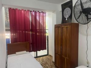 Postel nebo postele na pokoji v ubytování Private 4 Story retreat + 77 fotografií