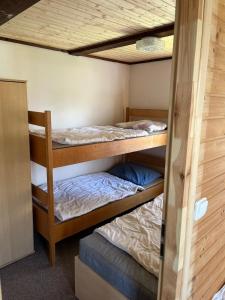Postel nebo postele na pokoji v ubytování Turistická chata Jiskra Harrachov