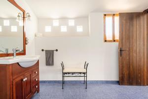 un bagno con lavandino e sedia di Casa la Baronia a Chulilla Altre 43 foto