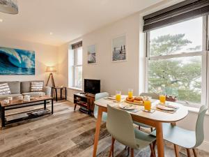 Una sala de estar con una mesa y sillas y un sofá. en 2 Bed in Woolacombe 90798, en Mortehoe